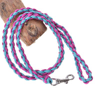 LarDen Hobby Horse povodec Knitted Pinkie-Blue: pleten povodec iz paracorda s srebrnim karabinom, zvit na lesenem hlodu