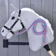 Siv Hobby Horse konj s črno oglavko in pletenim povodcem v roza in turkizni barvi, zvitim čez vrat