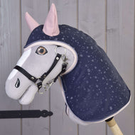 Siv Hobby Horse konj z jantarnimi očmi in črno oglavko nosi dežno pregrinjalo Pinkie Blue: temno modro s kapljami in roza ušesnimi deli