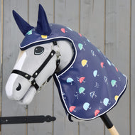 Svetlo siv Hobby Horse konj s črno oglavko nosi temno modro dežno pregrinjalo Rainy s pisanim potiskom dežnikov in temno modrimi ušesi