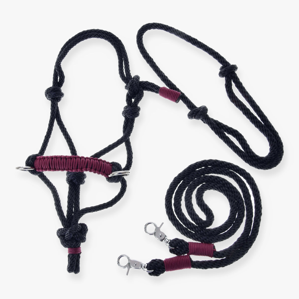 Hobby Horse vrvični komplet Maroon znamke LarDen: črna vrvična oglavka s temno rdečim pletenim nosnikom, črn vratni obroč in vajeti na beli podlagi