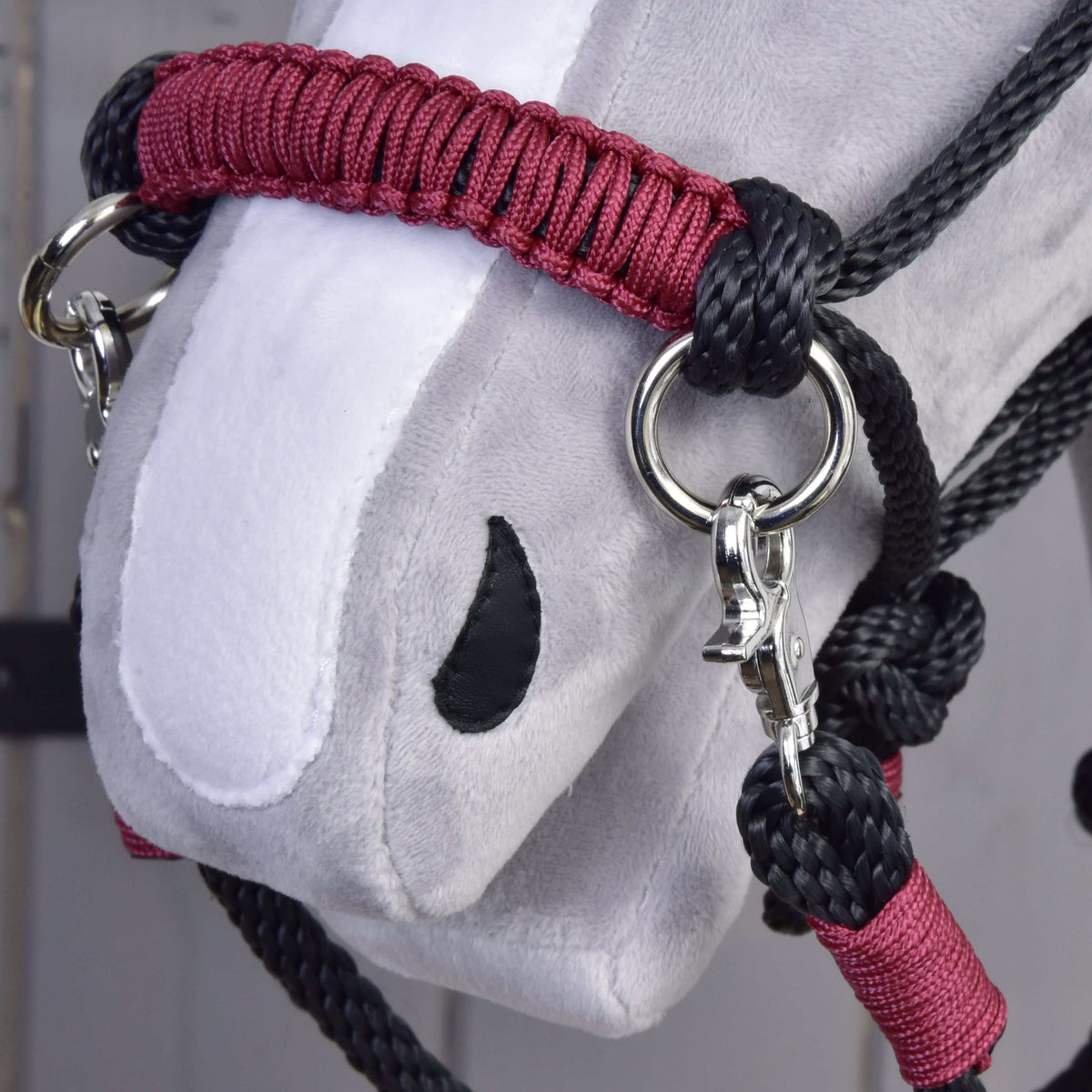 Bližnji posnetek bordo pletenega nosnika Hobby Horse vrvičnega kompleta Maroon s črno vrvjo, srebrnim obročkom in karabinom