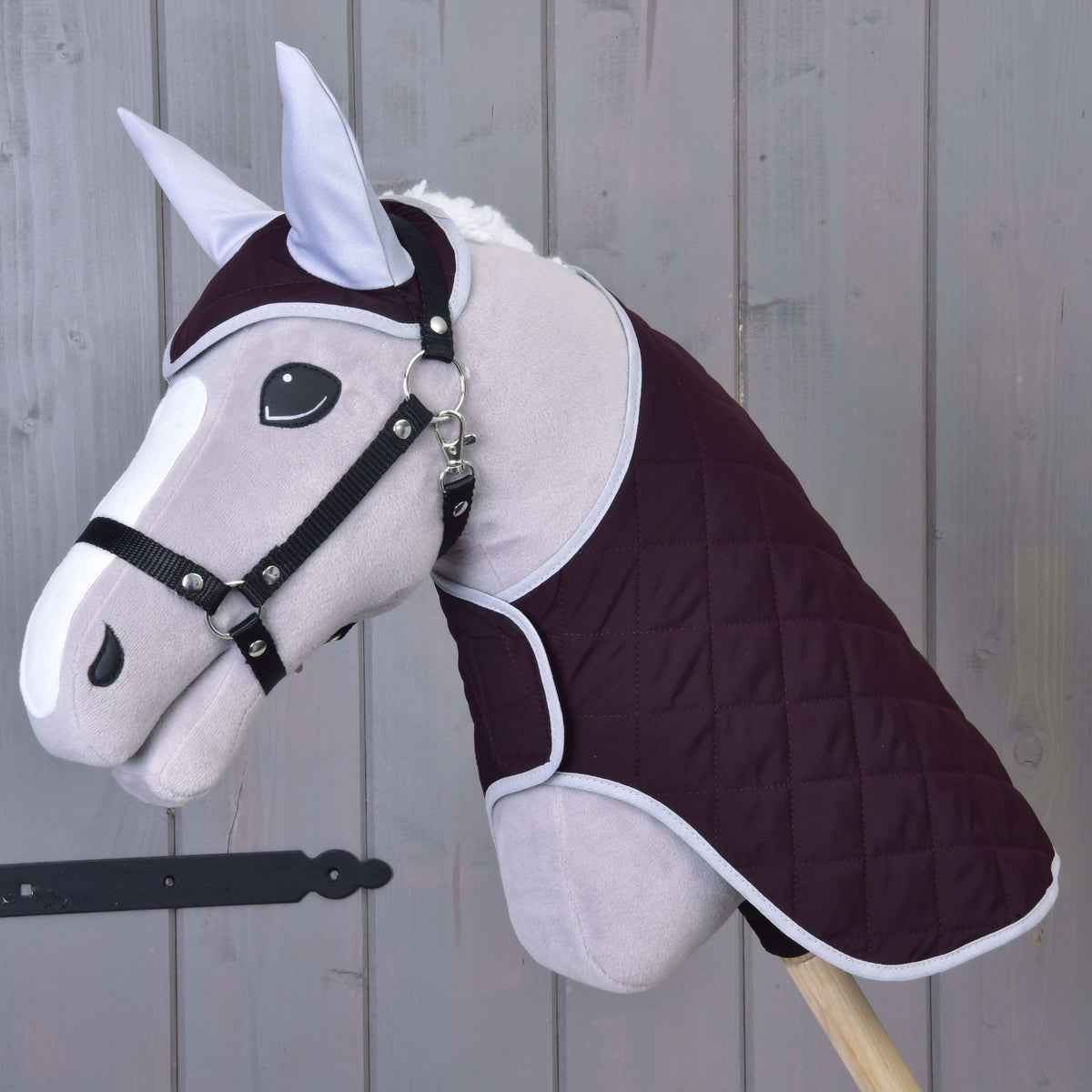 Svetlo siv Hobby Horse konj s črno oglavko in vijoličnim kompletom: temno vijolični prešiti naušniki in pregrinjalo