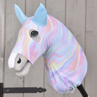 Hobby Horse zaščitna obleka Rainbow (Lycra) znamke LarDen s pastelnimi mavričnimi vrtinci in svetlo modrimi ušesi na sivem Hobby Horse konju