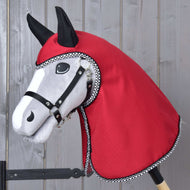 Siv Hobby Horse konj s črno oglavko nosi dežno pregrinjalo Red Ferrari, rdečo kapuco in vrat obdaja črno-bela obroba