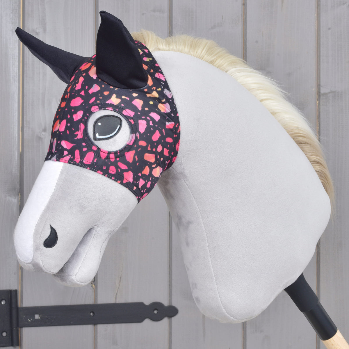 Maska Roxy znamke LarDen na svetlo sivem Hobby Horse konju: črna z roza, koralnimi in breskovimi pikami v slogu teraco ter črnimi ušesi