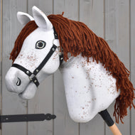 Hobby Horse Rufus s črno oglavko znamke LarDen, bela pikasta apaluza z rdeče-rjavo grivo iz preje na leseni palici