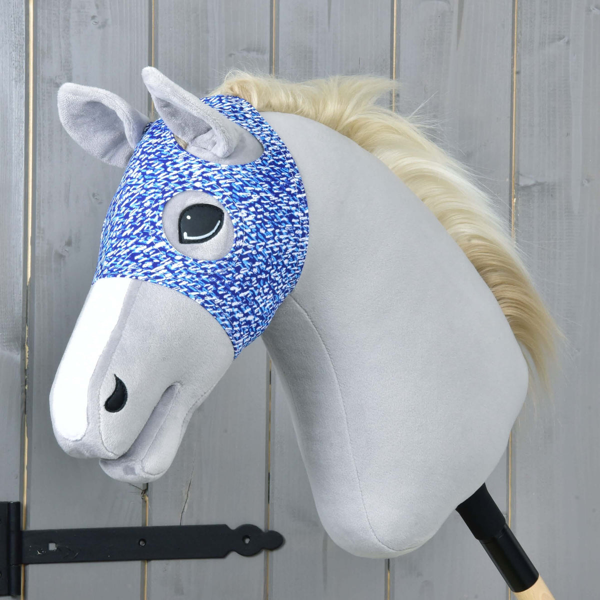 Maska brez ušes See znamke LarDen z modro-belim potiskom črtic čez oči svetlo sivega Hobby Horse konja