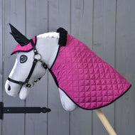 Siv Hobby Horse konj v črni oglavki nosi komplet Thermo Pink: prešito pregrinjalo s črnim krznenim ovratnikom in naušnike
