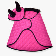 Hobby Horse komplet Thermo Pink LarDen: prešito roza pregrinjalo s črnim krznenim ovratnikom in naušniki s črnimi ušesnimi deli