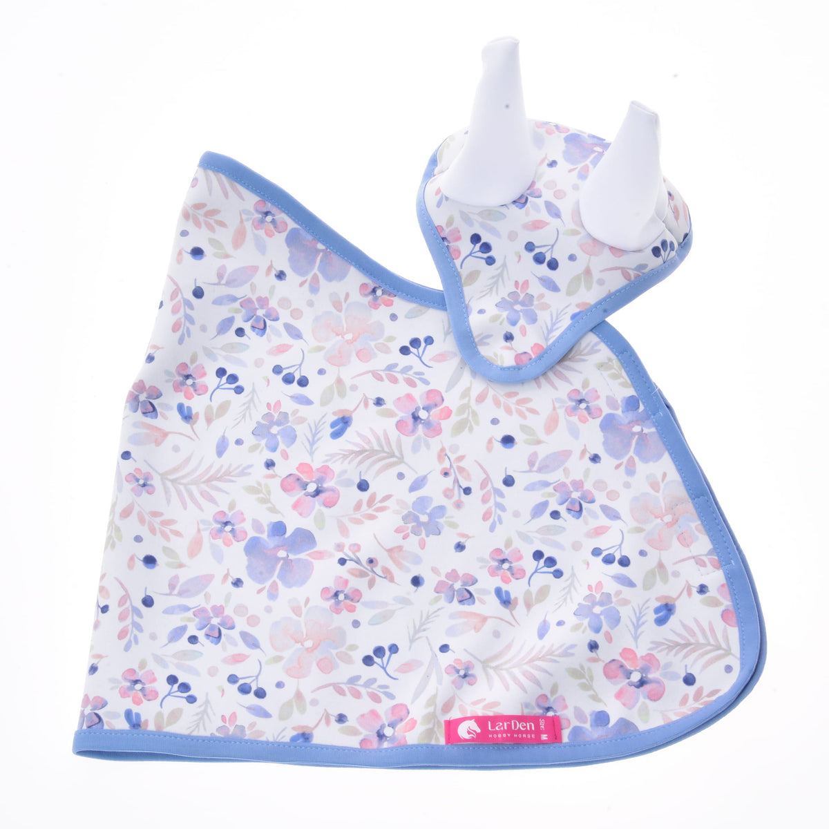 Set Vanessa laid flat from the outside: floral blanket and ear bonnet with white satin ears and a pink LarDen label