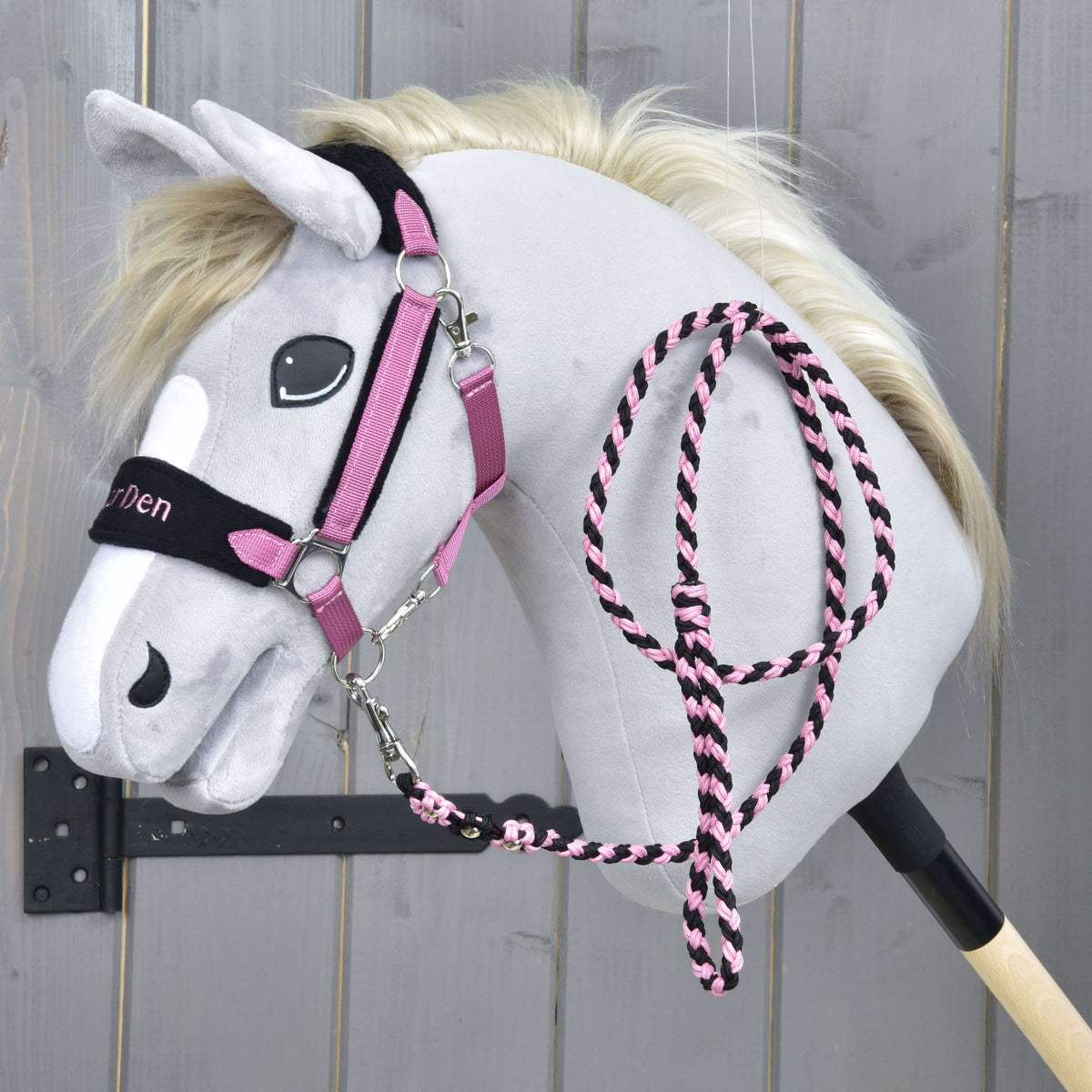 Siv Hobby Horse konj z oglavko Exclusive Pink z vezenim črnim nosnikom, roza-črn povodec čez vrat