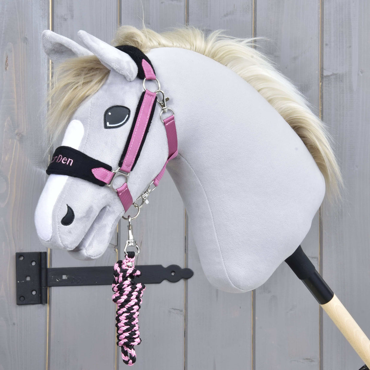 Oglavka Exclusive Pink na sivem Hobby Horse konju s smetanasto grivo, roza-črn pleten povodec je zvit pod brado