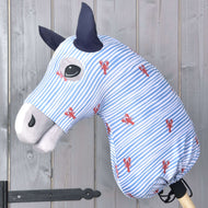 Hobby Horse zaščitna obleka Andromeda (Lycra) znamke LarDen na sivi glavi: modro-bele proge, rdeči jastogi in temno modra ušesa