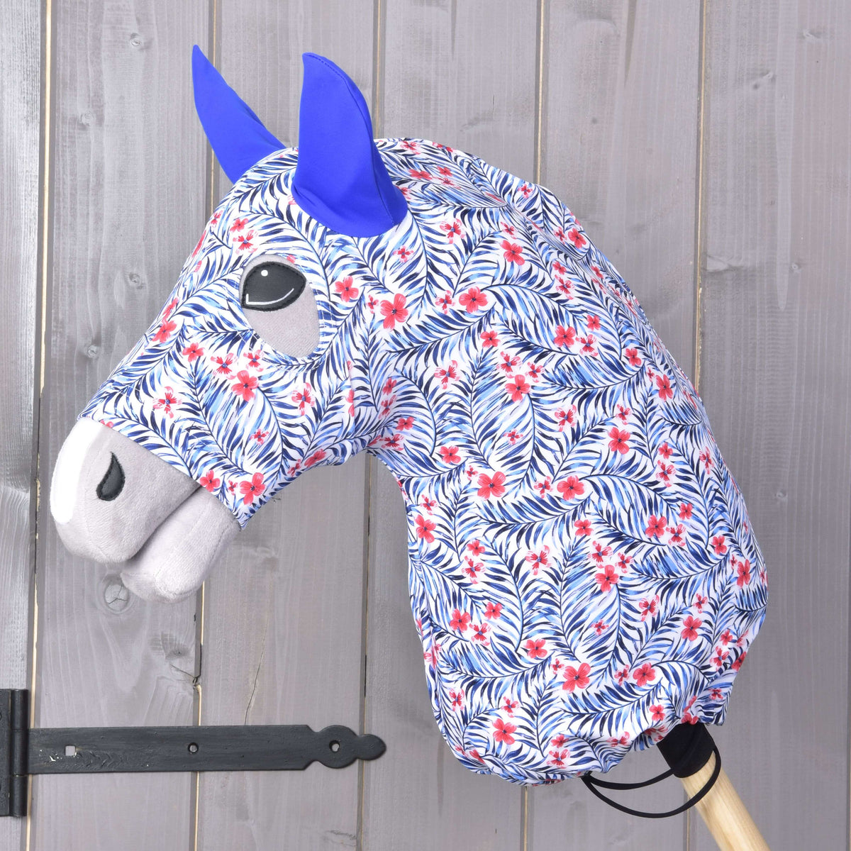 Hobby Horse zaščitna obleka Avatar (Lycra) znamke LarDen na sivi glavi: bela z modrimi palmovimi listi, rdečimi cvetovi in modrimi ušesi