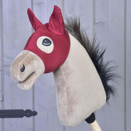 Maska Barn Red LarDen na bež Hobby Horse konju: temno rdeče raztegljivo blago s koničastimi ušesnimi deli in odprtinama za oči
