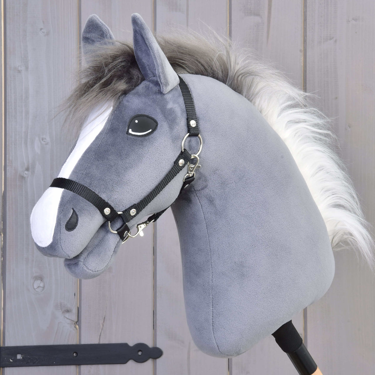 Hobby Horse Beauty s črno oglavko znamke LarDen: temno siva plišasta glava z belo liso in krzneno grivo, ki prehaja iz sive v belo