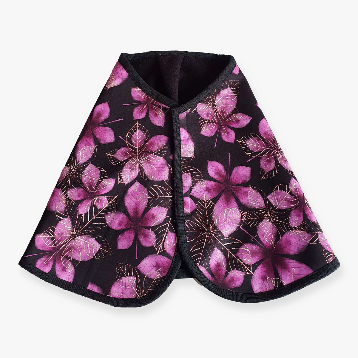 Hobby Horse pregrinjalo Chestnut Purple znamke LarDen iz črnega materiala softshell s potiskom vijoličnih in roza kostanjevih listov, razprostrto