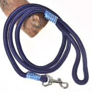 Hobby Horse povodec Blues znamke LarDen: temno modri povodec s svetlo modro-srebrnimi ovoji in srebrnim karabinom