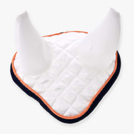 Hobby Horse naušniki Speedy znamke LarDen iz belega prešitega satena z belimi prevlekami za ušesa, oranžnim paspulom in temno modro obrobo
