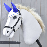 Siv Hobby Horse konj z blond grivo in črno oglavko nosi naušnike Cream Pearl z živo kraljevsko modrimi ušesi