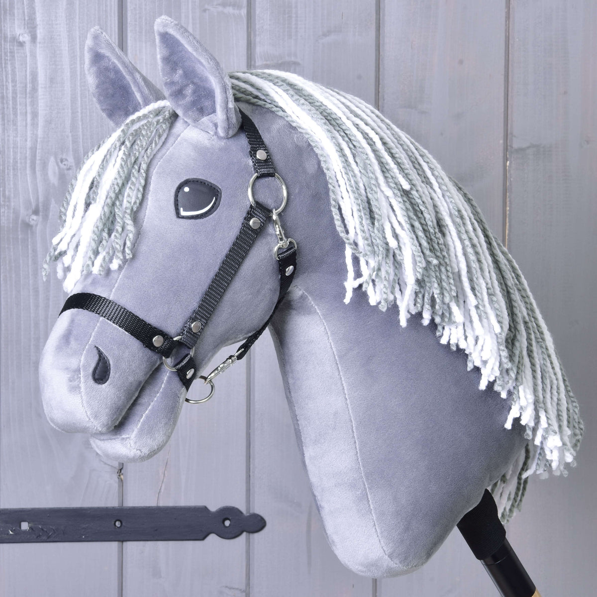 Hobby Horse Calypso s črno oglavko znamke LarDen: siva plišasta glava z grivo iz mešane sive in bele preje