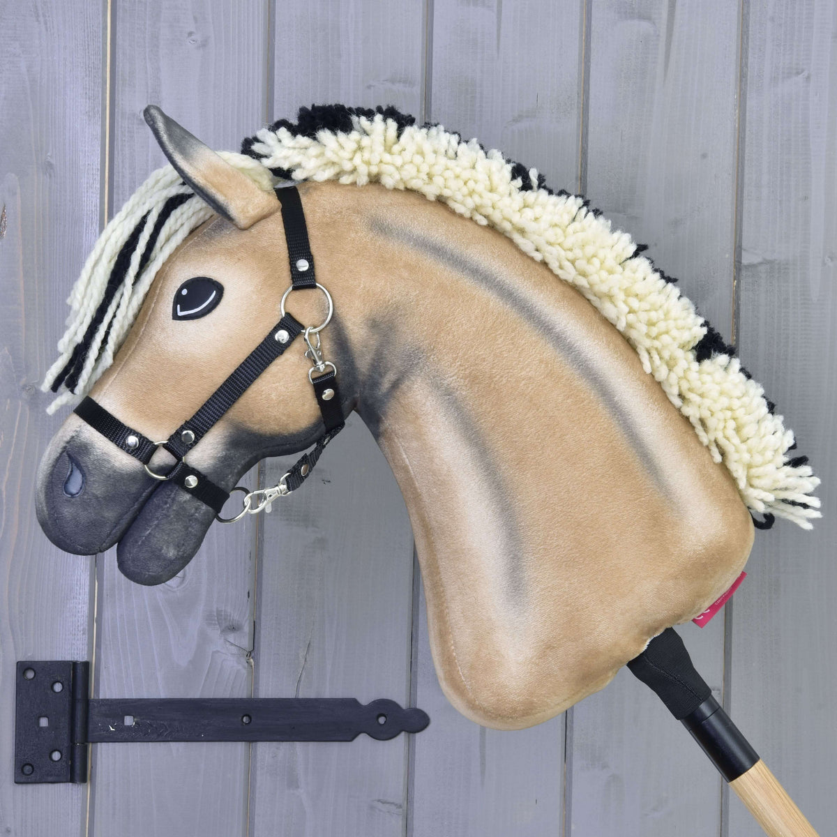 Hobby Horse Colby z leve s temno hrbtno progo in pokončno kremno grivo s črnim robom