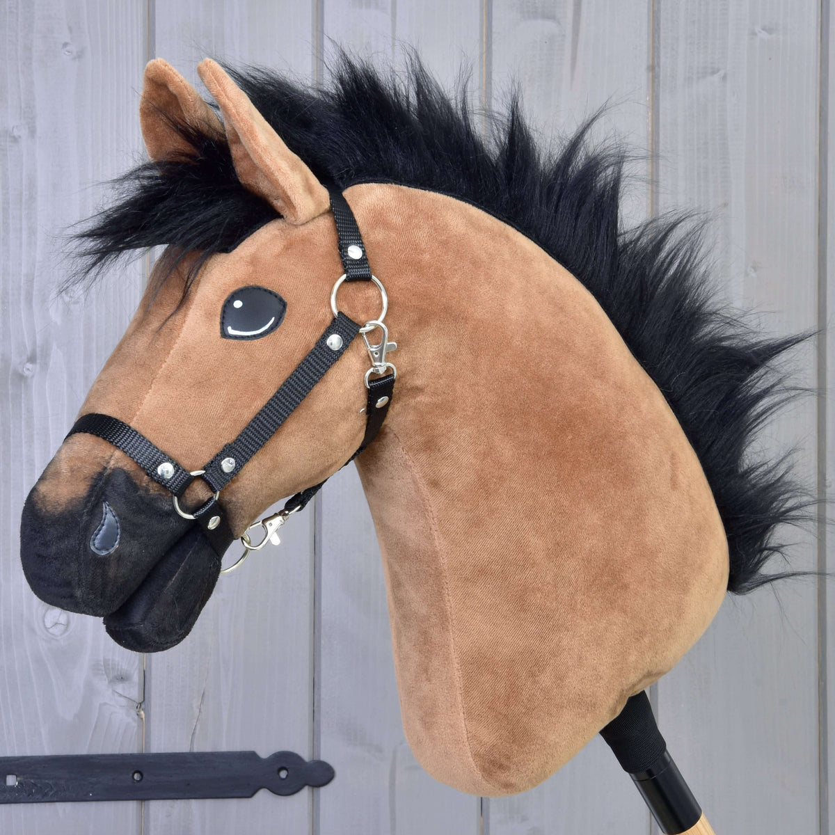 Hobby Horse Cookie s črno oglavko znamke LarDen: svetlo rjava plišasta glava s kosmato črno grivo iz krzna in črnim gobcem