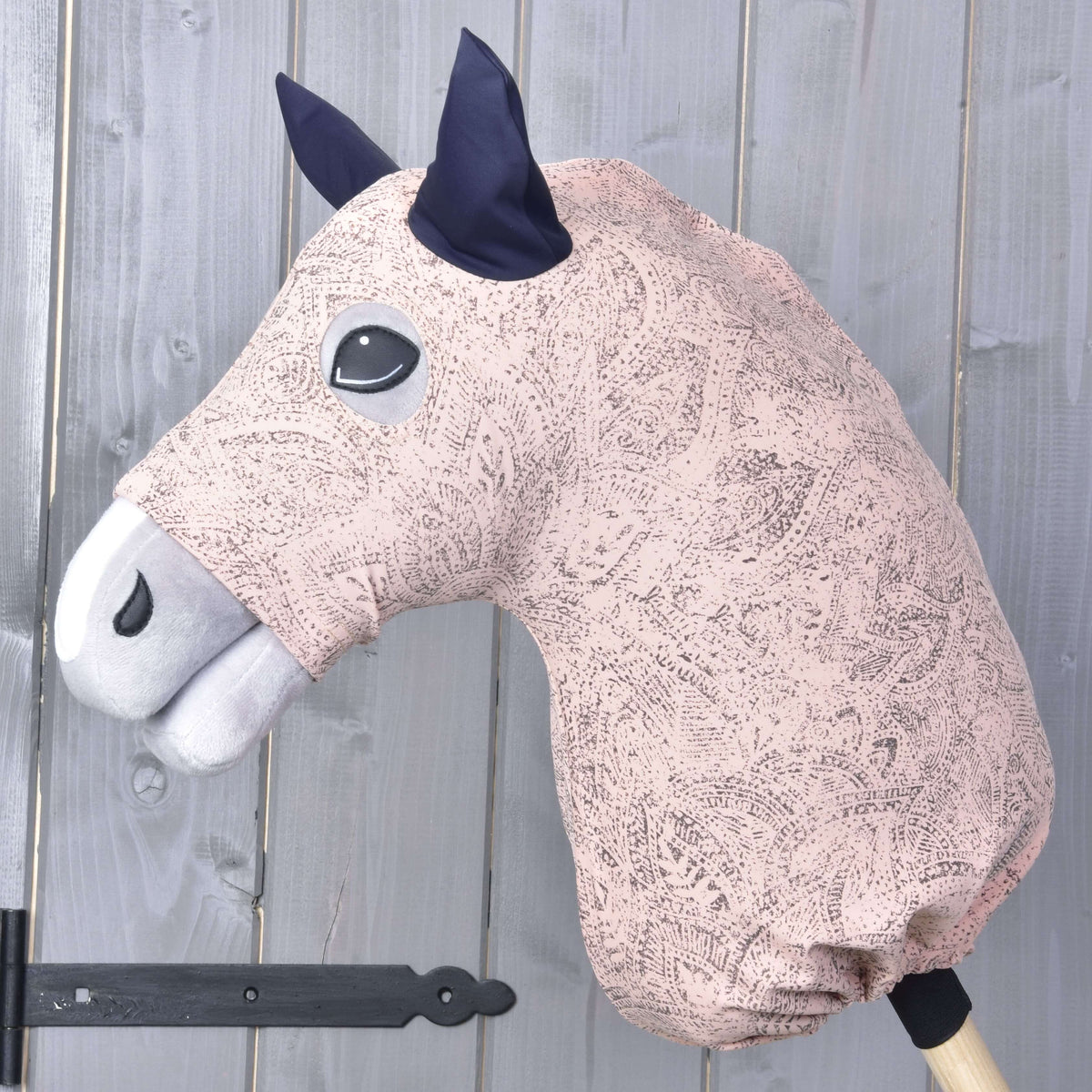 Hobby Horse zaščitna obleka Cosmos (Lycra) znamke LarDen na sivi glavi: bledo roza s sivim kašmirskim vzorcem in temno modrimi ušesi