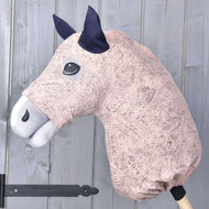 Hobby Horse zaščitna obleka Cosmos (Lycra) znamke LarDen na sivi glavi: bledo roza s sivim kašmirskim vzorcem in temno modrimi ušesi