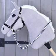 Siv plišast Hobby Horse konj s črno oglavko in temno modro-kremnimi pletenimi vajetmi Cremo/Blue, ki visijo ob vratu