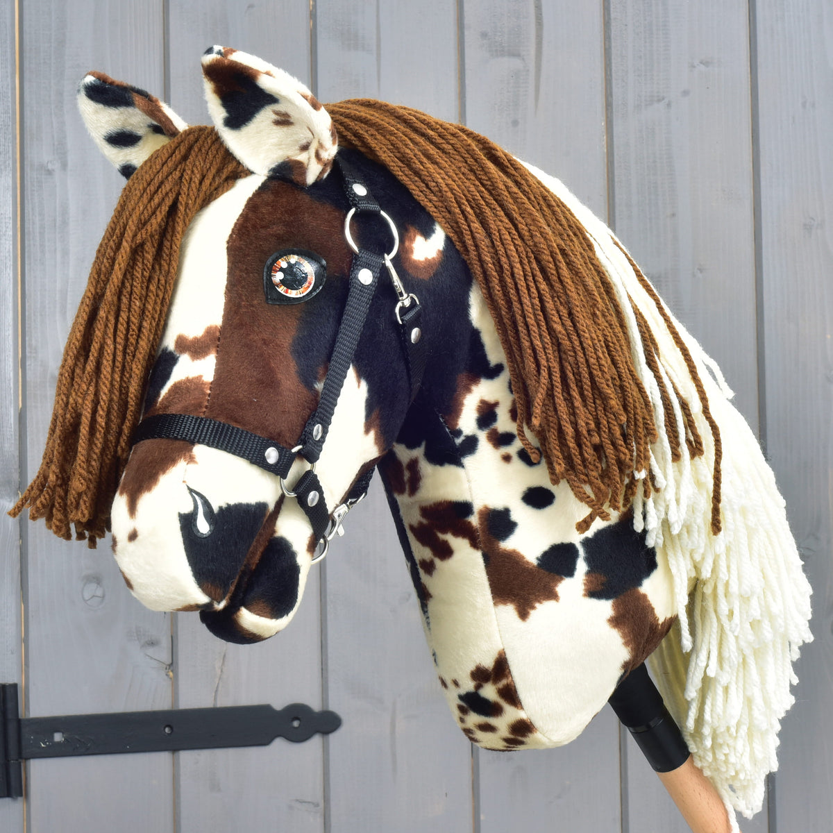 Hobby Horse Dakota s črno oglavko znamke LarDen: kremni pliš z rjavimi in črnimi lisami ter rjavo-kremno grivo iz preje