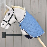 Siv Hobby Horse konj s črno oglavko nosi čez vrat prešito pregrinjalo Beautiful Jeans s škotsko karirasto obrobo