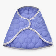 Razprostrto Hobby Horse pregrinjalo Light Violett znamke LarDen iz svetlo vijoličnega valovito prešitega blaga s svetlo sivo obrobo