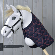 Siv Hobby Horse konj z blond grivo in črno oglavko nosi temno modro pregrinjalo Pink Heart čez vrat
