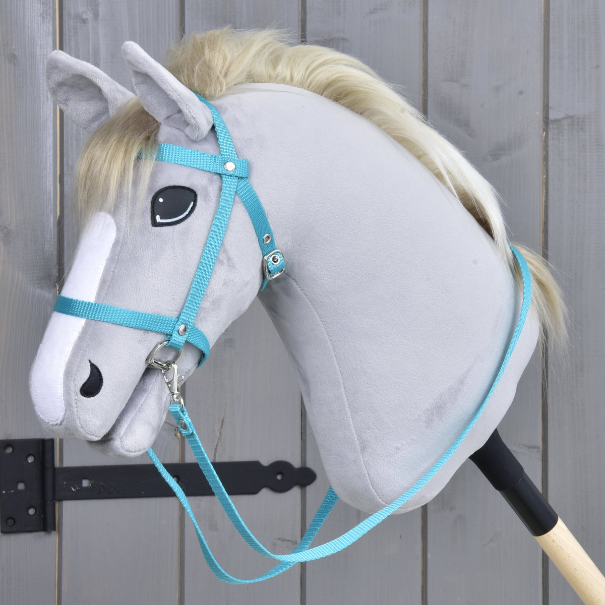 Hobby Horse turkizna uzda z vajetmi iz traku znamke LarDen na svetlo sivi plišasti glavi Hobby Horse konja z blond grivo