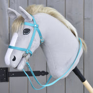 Hobby Horse turkizna uzda z vajetmi iz traku znamke LarDen na svetlo sivi plišasti glavi Hobby Horse konja z blond grivo