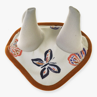 Hobby Horse naušniki Butterfly (softshell) znamke LarDen v kremni barvi s poslikanimi metulji, kremnimi ušesi in obrobo barve rje
