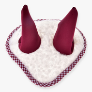 Hobby Horse naušniki Cube Red LarDen iz belega kodrastega umetnega ovčjega krzna z bordo ušesnimi deli in rdečo obrobo z drobnim karo vzorcem