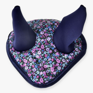 Hobby Horse naušniki Flower znamke LarDen s temno modrimi ušesi in prešitim zgornjim delom z drobnimi roza, vijoličnimi in modrimi cvetovi