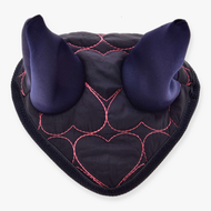 Hobby Horse naušniki Pink Heart znamke LarDen iz temno modrega prešitega blaga z roza šivi v obliki srčkov, temno modrimi ušesi in temno modro vrvičasto obrobo