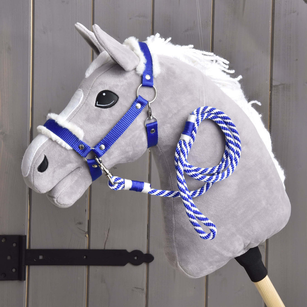 Siv Hobby Horse konj v kraljevsko modri oglavki s krzneno podlogo iz kompleta Essential Blue s pripetim modro-belim povodcem