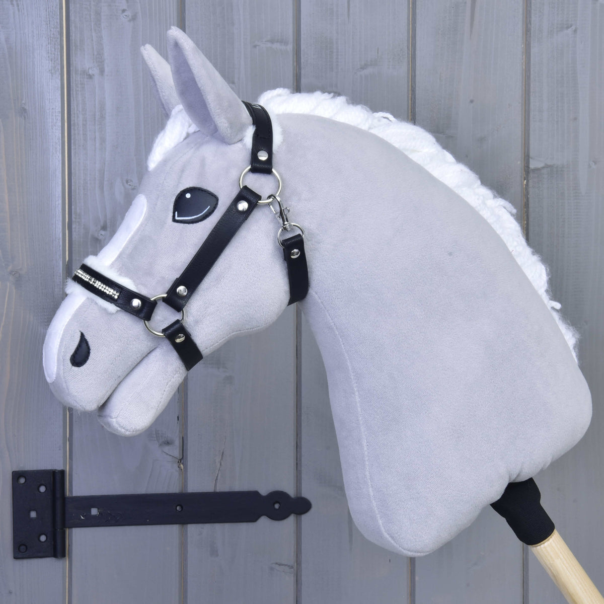 Svetlo siv Hobby Horse konj z belo grivo in črno oglavko iz umetnega usnja z belim krznom in okrasnimi kamenčki