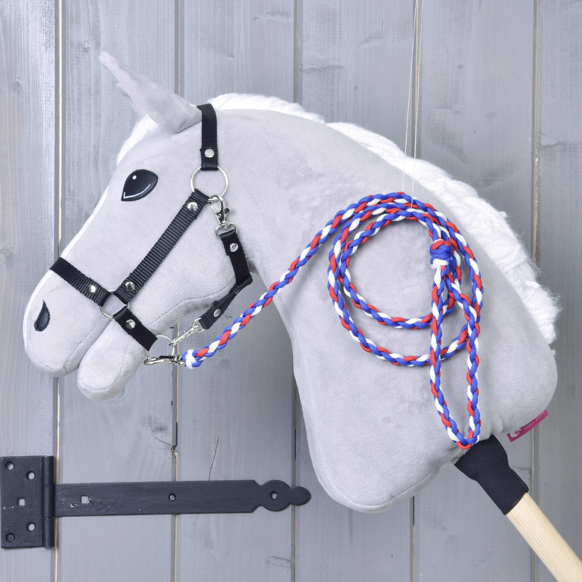 Svetlo siv Hobby Horse konj s črno oglavko in pletenim modro-rdeče-belim povodcem Flag CZ