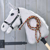 Svetlo siv Hobby Horse konj s črno oglavko in pletenim črno-rdeče-rumenim povodcem Flag