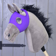 Maska brez ušes Indigo LarDen v živo vijolični barvi na sivo rjavem Hobby Horse konju s kuštravo črno grivo