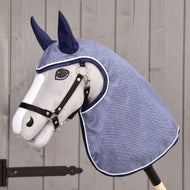 Svetlo siv Hobby Horse konj s črno oglavko nosi dežno pregrinjalo Jeans iz jeans modrega blaga s temno modrimi ušesi in belim paspulom