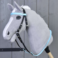 Kompletna uzda brez nosnika Light Blue znamke LarDen na sivem Hobby Horse konju: črni jermeni s svetlo modrim čelnikom in vajetmi