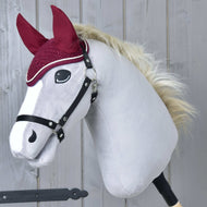 Siv Hobby Horse konj z blond grivo in črno oglavko nosi bleščeče kvačkane naušnike Lux Maroon