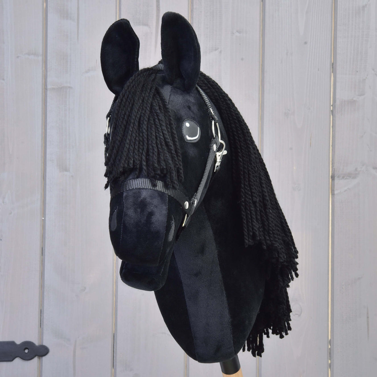 Hobby Horse Mahal s črno oglavko od spredaj: črn čop iz preje med pokončnimi črnimi plišastimi ušesi